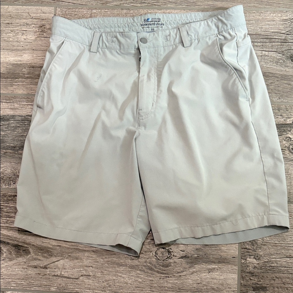 Vineyard vines Men's Light khaki Shorts size 32 lightweight like new